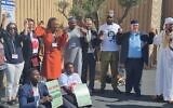Des chefs religieux, dont le rabbin Yonatan Neril, fondateur et directeur du Centre interconfessionnel israélien pour le développement durable, au centre, appelant à l'arrêt de l'utilisation des combustibles fossiles lors de la conférence sur le climat COP27 de l'ONU à Charm el-Cheikh, en Égypte, le 9 novembre 2022. (Autorisation)