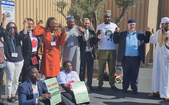 Des chefs religieux, dont le rabbin Yonatan Neril, fondateur et directeur du Centre interconfessionnel israélien pour le développement durable, au centre, appelant à l'arrêt de l'utilisation des combustibles fossiles lors de la conférence sur le climat COP27 de l'ONU à Charm el-Cheikh, en Égypte, le 9 novembre 2022. (Autorisation) Des chefs religieux, dont le rabbin Yonatan Neril, fondateur et directeur du Centre interconfessionnel israélien pour le développement durable, au centre, appelant à l'arrêt de l'utilisation des combustibles fossiles lors de la conférence sur le climat COP27 de l'ONU à Charm el-Cheikh, en Égypte, le 9 novembre 2022. (Autorisation)