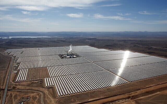 Archive - Vue aérienne d’une centrale solaire à Ouarzazate, au centre du Maroc, le 4 février 2016. Le potentiel des énergies renouvelables sur le continent africain reste largement inexploité, selon un rapport publié en avril 2022 par le Groupe d’experts intergouvernemental sur l’évolution du climat des Nations Unies. (Crédit : AP Photo/Abdeljalil Bounhar) Archive - Vue aérienne d’une centrale solaire à Ouarzazate, au centre du Maroc, le 4 février 2016. Le potentiel des énergies renouvelables sur le continent africain reste largement inexploité, selon un rapport publié en avril 2022 par le Groupe d’experts intergouvernemental sur l’évolution du climat des Nations Unies. (Crédit : AP Photo/Abdeljalil Bounhar)
