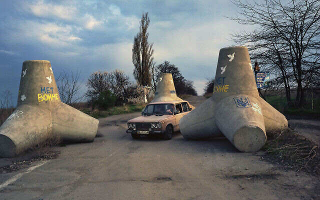 Photographie extraite de 'Zone d’opération anti-terroriste : Photos de la guerre en Ukraine' par Pavel Wolberg, du 22 novembre au 22 janvier à la galerie d’art Wizo Haifa (Courtoisie : Pavel Wolberg)