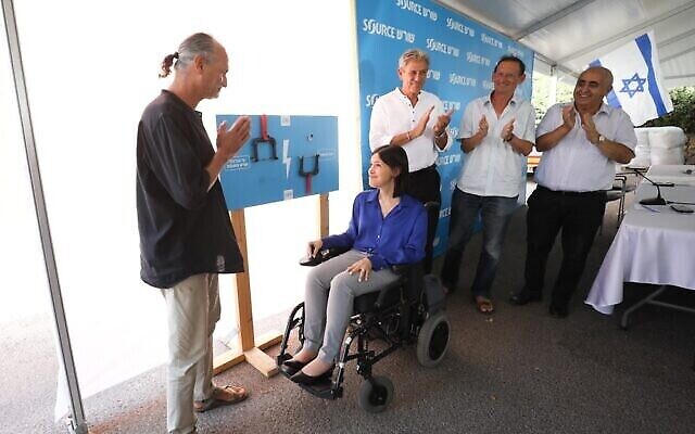 Yoram Gill, fondateur et président de la marque de sandales Shoresh/Source, accueille la ministre de l’Énergie Karine Elharrar et des dignitaires à l’usine de production de Tirat Carmel dans le nord d’Israël, le 22 septembre 2022. (Crédit : Liron Cohen Aviv, pour Shoresh/Source) Yoram Gill, fondateur et président de la marque de sandales Shoresh/Source, accueille la ministre de l’Énergie Karine Elharrar et des dignitaires à l’usine de production de Tirat Carmel dans le nord d’Israël, le 22 septembre 2022. (Crédit : Liron Cohen Aviv, pour Shoresh/Source)