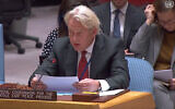 L'envoyé de l'ONU pour le Moyen-Orient, Tor Wennesland, s'adressant au Conseil de sécurité de l'ONU, à New York, le 28 novembre 2022. (Crédit : ONU)