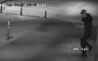 Udai Tamimi est vu en train d'ouvrir le feu à un poste de contrôle près de l'implantation de Maale Adumim, en Cisjordanie, le 19 octobre 2022. (Crcédit : Capture d'écran de la vidéo : utilisée conformément à la clause 27a de la loi sur le droit d'auteur)