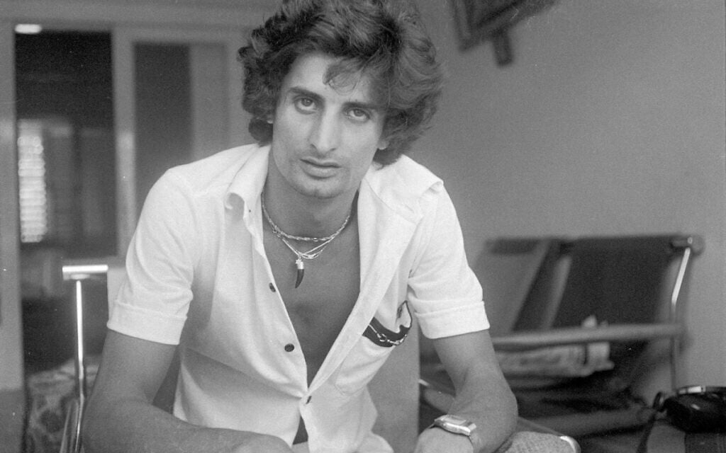 Zohar Argov, en 1981. (Crédit : Archives de l'armée israélienne) Zohar Argov, en 1981. (Crédit : Archives de l'armée israélienne)