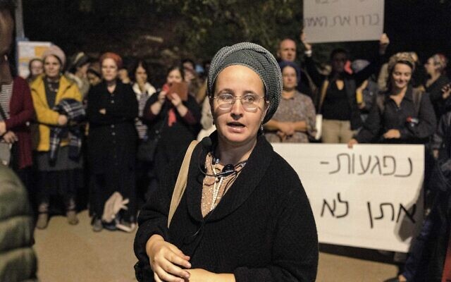 Nehama Teena, femme juive orthodoxe, manifeste avec ses partisans contre l'éminent rabbin religieux sioniste Zvi Tau qu'elle accuse de viols avec plusieurs autres femmes, lors d'une manifestation devant le siège de la Knesset, à Jérusalem, le 21 novembre 2022. (Crédit : MENAHEM KAHANA / AFP) Nehama Teena, femme juive orthodoxe, manifeste avec ses partisans contre l'éminent rabbin religieux sioniste Zvi Tau qu'elle accuse de viols avec plusieurs autres femmes, lors d'une manifestation devant le siège de la Knesset, à Jérusalem, le 21 novembre 2022. (Crédit : MENAHEM KAHANA / AFP)