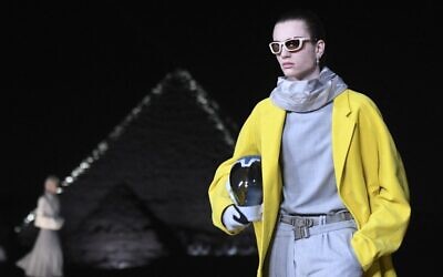 Des mannequins présentent le défilé de Christian Door à la nécropole de Giza, aux abords de la capitale égyptienne du Caire, le 3 décembre 2022. (Crédit : Ahmed HASAN / AFP)
