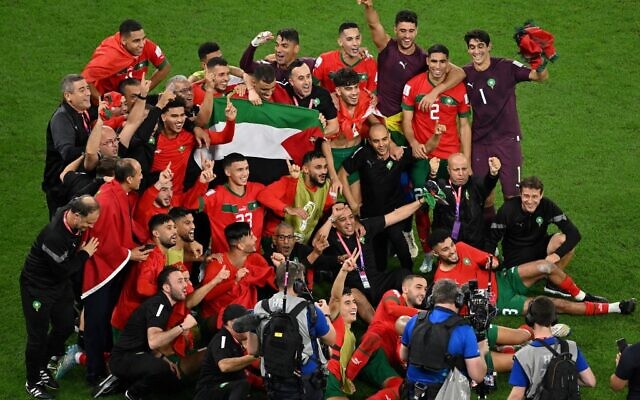 Les joueurs du Maroc célèbrent avec un drapeau palestinien à la fin du match de football des huitièmes de finale de la Coupe du monde Qatar 2022 entre le Maroc et l'Espagne au stade Education City à Al-Rayyan, à l'ouest de Doha, le 6 décembre 2022. (Crédit : Glyn KIRK / AFP) Les joueurs du Maroc célèbrent avec un drapeau palestinien à la fin du match de football des huitièmes de finale de la Coupe du monde Qatar 2022 entre le Maroc et l'Espagne au stade Education City à Al-Rayyan, à l'ouest de Doha, le 6 décembre 2022. (Crédit : Glyn KIRK / AFP)