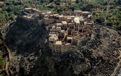 Cette photo, prise le 12 décembre 2022, montre une vue aérienne d'un ancien fort situé dans l'oasis de Khaybar au nord-ouest de l'Arabie saoudite. (Crédit : Mohammad QASIM / AFP)