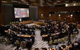La représentante permanente et ambassadrice des États-Unis Linda Thomas-Greenfield prend la parole lors de la 5e réunion plénière du Conseil économique et social concernant la radiation de la République islamique d'Iran de la Commission de la condition de la femme, au siège des Nations Unies à New York, le 14 décembre 2022. (Crédit : Yuki IWAMURA / AFP)