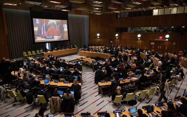 La représentante permanente et ambassadrice des États-Unis Linda Thomas-Greenfield prend la parole lors de la 5e réunion plénière du Conseil économique et social concernant la radiation de la République islamique d'Iran de la Commission de la condition de la femme, au siège des Nations Unies à New York, le 14 décembre 2022. (Crédit : Yuki IWAMURA / AFP) La représentante permanente et ambassadrice des États-Unis Linda Thomas-Greenfield prend la parole lors de la 5e réunion plénière du Conseil économique et social concernant la radiation de la République islamique d'Iran de la Commission de la condition de la femme, au siège des Nations Unies à New York, le 14 décembre 2022. (Crédit : Yuki IWAMURA / AFP)