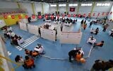 Des membres de la commission électorale tunisienne comptent les votes le 18 décembre 2022 à Tunis, au lendemain des élections parlementaires, largement boudées par les électeurs. (Crédit : FETHI BELAID / AFP)