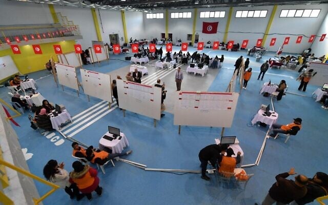 Des membres de la commission électorale tunisienne comptent les votes le 18 décembre 2022 à Tunis, au lendemain des élections parlementaires, largement boudées par les électeurs. (Crédit : FETHI BELAID / AFP) Des membres de la commission électorale tunisienne comptent les votes le 18 décembre 2022 à Tunis, au lendemain des élections parlementaires, largement boudées par les électeurs. (Crédit : FETHI BELAID / AFP)