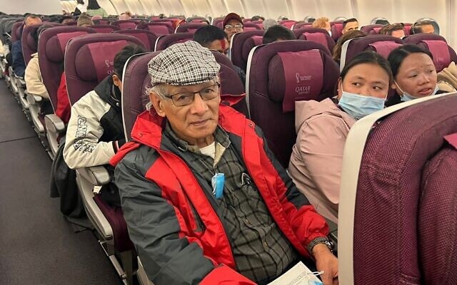 Le tueur en série français Charles Sobhraj dans un avion depuis Katmandou vers la France, le 23 décembre 2022. (Crédit : Atish PATEL / AFP) Le tueur en série français Charles Sobhraj dans un avion depuis Katmandou vers la France, le 23 décembre 2022. (Crédit : Atish PATEL / AFP)