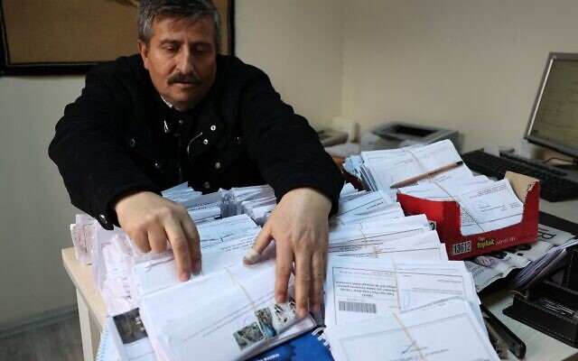 Le maire de district Ali Golpinar avec des notifications légales laissées à son bureau après un avis d'échec de livraison, à Ankara, le 15 décembre 2022. (Crédit : Adem ALTAN / AFP) Le maire de district Ali Golpinar avec des notifications légales laissées à son bureau après un avis d'échec de livraison, à Ankara, le 15 décembre 2022. (Crédit : Adem ALTAN / AFP)