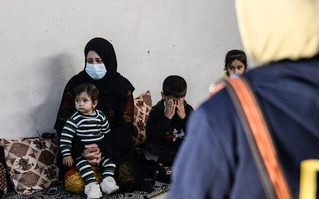 Alia Abdel-Razak, une femme privée de documents d'état civil cruciaux, s'entretient avec un avocat à son domicile de la ville de Mossoul, dans le nord de l'Irak, le 11 décembre 2022. (Crédit : Zaid AL-OBEIDI / AFP) Alia Abdel-Razak, une femme privée de documents d'état civil cruciaux, s'entretient avec un avocat à son domicile de la ville de Mossoul, dans le nord de l'Irak, le 11 décembre 2022. (Crédit : Zaid AL-OBEIDI / AFP)