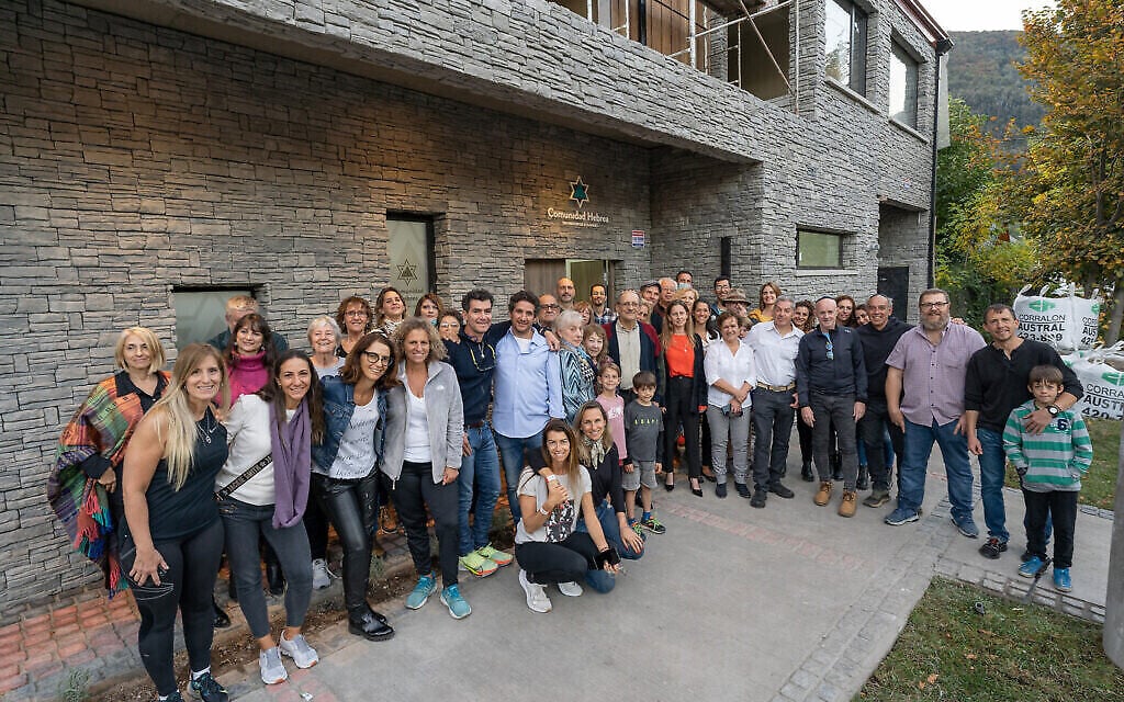 Les Juifs de San Martin de los Andes ont inauguré la toute première synagogue de leur ville. (Crédit : Gustavo Castaign / Courtesy Comunidad Hebrea San Martin de los Andes via la JTA)