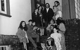 Un groupe de hippies juifs à la Maison de l'Amour et de la prière de San Francisco, aux alentours de 1969. (Crédit/Marvin Kussoy, Courtesy Yehudit and Reuven Goldfarb/ via JTA)