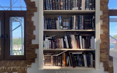Des livres en hébreu et en russe sur une étagère à Medzhybizh. (Crédit : Jacob Judah/ JTA) Des livres en hébreu et en russe sur une étagère à Medzhybizh. (Crédit : Jacob Judah/ JTA)