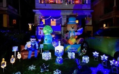 La maison de Hanouka de Gail Nalven Fuchs, dans le quartier de Midwood à Brooklyn, est décorée une semaine avant la fête et le reste une semaine après avec guirlandes, structures gonflables entre autres décorations. (Courtoisie via la JTA)