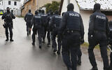 La police effectue un raid contre des membres présumés du groupe d'extrême droite Reichsbürger à Saaldorf, en Allemagne, le 7 décembre 2022. (Crédit : Bodo Schackow/picture alliance via Getty Images)