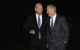 Le président américain Joe Biden parlant avec le sénateur démocrate du Maryland, Chris Van Hollen, alors qu'ils marchent sur la pelouse sud de la Maison Blanche après être descendus de Marine One, à Washington, le 10 novembre 2021. (Crédit : Patrick Semansky/AP)