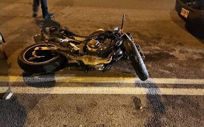 Cette photo distribuée montre une moto impliquée dans un accident mortel à la jonction d'Almog en Cisjordanie, le 1er décembre 2022. (Crédit : Magen David Adom)