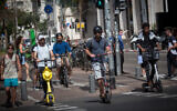 Illustration - Des Israéliens sur leurs trottinettes électriques sur le boulevard Rothschild, à Tel Aviv, le 5 mai 2021. (Crédit : Miriam Alster/Flash 90)