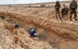 Plusieurs suspects égyptiens sont vus détenus par les forces israéliennes près de la frontière avec l'Égypte, le 6 décembre 2022. (Crédit : Autorisation)