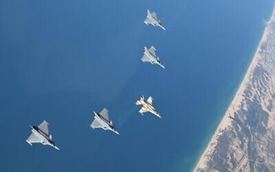 Des avions de chasse Rafale des FASF volent aux côtés d'un avion F-16I de l'armée de l'air israélienne au-dessus de la mer Méditerranée lors d'un exercice, le 6 décembre 2022. (Crédit : Armée israélienne)