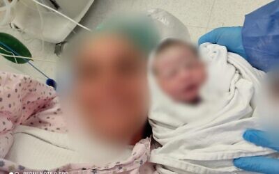 Une photo de la mère, qui a été transportée d'urgence à l’hôpital Shaare Zedek après un accident vasculaire cérébral, avec sa petite fille en bonne santé. La photo a été floutée à la demande de la femme. (Crédit : Autorisation de l’hôpital Shaare Zedek)