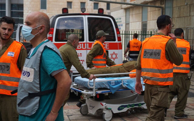 Des soldats du commandement du Front intérieur de Tsahal escortent des victimes fictives dans l'hôpital Hadassah Ein Kerem à Jérusalem, lors d'un exercice, le 15 décembre 2022. (Crédit : Emanuel Fabian/Times of Israel) Des soldats du commandement du Front intérieur de Tsahal escortent des victimes fictives dans l'hôpital Hadassah Ein Kerem à Jérusalem, lors d'un exercice, le 15 décembre 2022. (Crédit : Emanuel Fabian/Times of Israel)