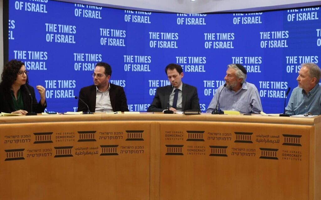 De gauche à droite : Tamar Hostovsky Brandes, Yaniv Roznai, Yonatan Green, Moshe Koppel et David Horovitz, rédacteur en chef du Times of Israel, lors d'un événement ToI Live à l'Institut israélien de la démocratie à Jérusalem, le 15 décembre 2022. (Crédit : Oded Antman/IDI) De gauche à droite : Tamar Hostovsky Brandes, Yaniv Roznai, Yonatan Green, Moshe Koppel et David Horovitz, rédacteur en chef du Times of Israel, lors d'un événement ToI Live à l'Institut israélien de la démocratie à Jérusalem, le 15 décembre 2022. (Crédit : Oded Antman/IDI)