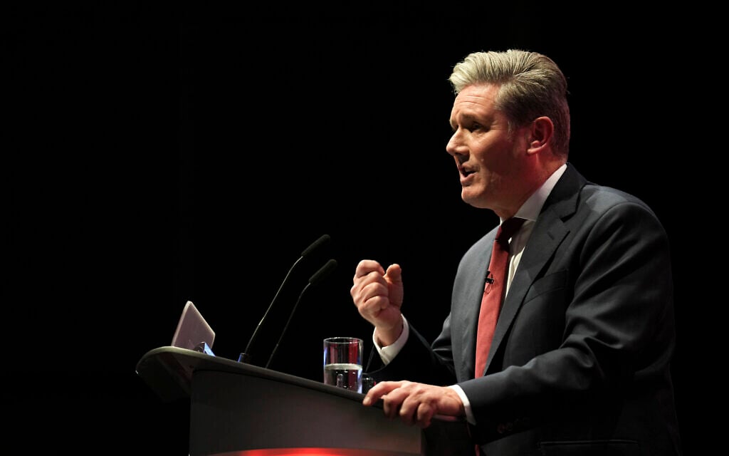 Keir Starmer, le chef du parti travailliste britannique, prononce un discours lors de la conférence annuelle du parti à Liverpool, en Angleterre, le 27 septembre 2022. (Crédit : Jon Super/AP) Keir Starmer, le chef du parti travailliste britannique, prononce un discours lors de la conférence annuelle du parti à Liverpool, en Angleterre, le 27 septembre 2022. (Crédit : Jon Super/AP)