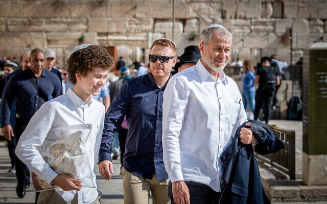 Roman Abramovich et son fils, Aaron Alexander Abramovich, arrivent au mur Occidental à Jérusalem le 20 décembre 2022, pour la cérémonie de bar-mitsvah d'Aaron. (Crédit : Arie Leib Abrams/Flash90)