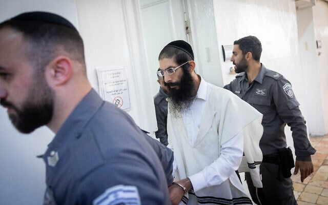 Yehoshua Dadon vu après une audience au tribunal de première instance de Jérusalem, quelques jours avant d'être inculpé pour l'incendie qui a détruit un magasin de téléphones portables dans le quartier de Geula à Jérusalem, le 18 décembre 2022. (Crédit : Yonatan Sindel/Flash90) Yehoshua Dadon vu après une audience au tribunal de première instance de Jérusalem, quelques jours avant d'être inculpé pour l'incendie qui a détruit un magasin de téléphones portables dans le quartier de Geula à Jérusalem, le 18 décembre 2022. (Crédit : Yonatan Sindel/Flash90)