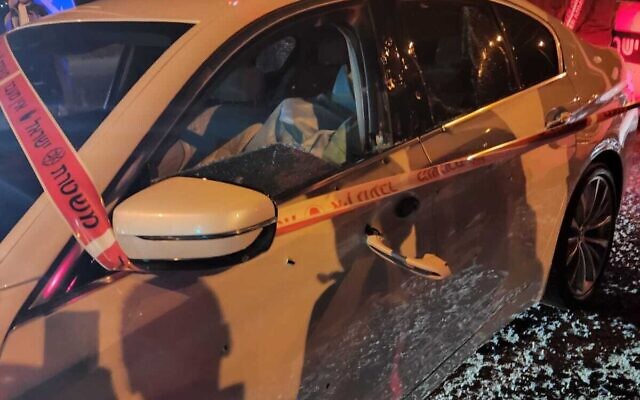 Une voiture criblée de balles est vue après une fusillade meurtrière près de Kafr Kara le 22 décembre 2022. (Crédit : Autorisation) Une voiture criblée de balles est vue après une fusillade meurtrière près de Kafr Kara le 22 décembre 2022. (Crédit : Autorisation)