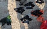 Des armes à feu capturées le long de la frontière israélo-jordanienne, le 22 décembre 2022. (Crédit : Police israélienne)