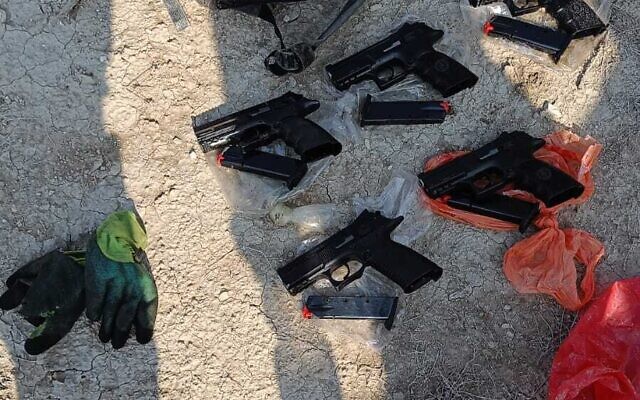 Des armes à feu capturées le long de la frontière israélo-jordanienne, le 22 décembre 2022. (Crédit : Police israélienne)
