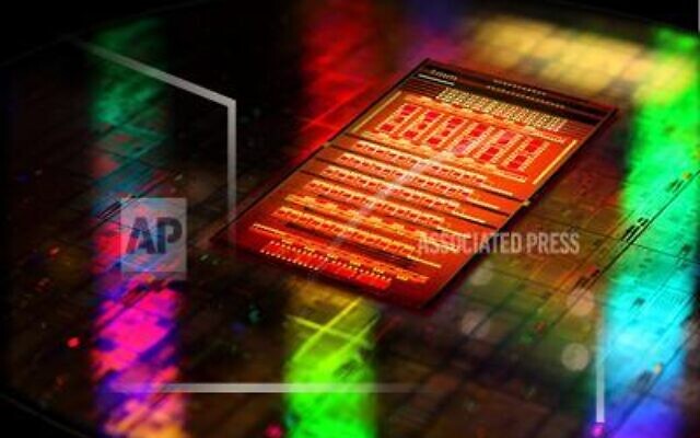 Une puce photonique au silicium CMOS. (Crédit : IBM Research/AP)