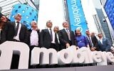 Mobileye célébrant son introduction en bourse en sonnant la cloche d'ouverture au Nasdaq MarketSite, le 26 octobre 2022. (Crédit : Michael M. Santiago/Getty Images North America/AFP)
