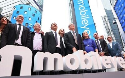 Mobileye célèbre son introduction en bourse en sonnant la cloche d'ouverture sur le Nasdaq MarketSite, le 26 octobre 2022. (Crédit : Michael M. Santiago / GETTY IMAGES NORTH AMERICA / Getty Images/AFP)