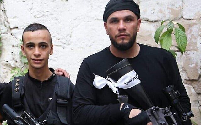 Ahmed Masri (à gauche), membre de la Fosse aux lions basée à Naplouse, en compagnie de Wadee al-Houh (à droite), l'ancien chef du groupe terroriste. Masri a été arrêté par les forces israéliennes à Naplouse le 30 décembre 2022, et al-Houh a été tué lors d'un raid israélien dans la ville de Cisjordanie le 25 octobre 2022. (Crédit : Réseaux sociaux) Ahmed Masri (à gauche), membre de la Fosse aux lions basée à Naplouse, en compagnie de Wadee al-Houh (à droite), l'ancien chef du groupe terroriste. Masri a été arrêté par les forces israéliennes à Naplouse le 30 décembre 2022, et al-Houh a été tué lors d'un raid israélien dans la ville de Cisjordanie le 25 octobre 2022. (Crédit : Réseaux sociaux)