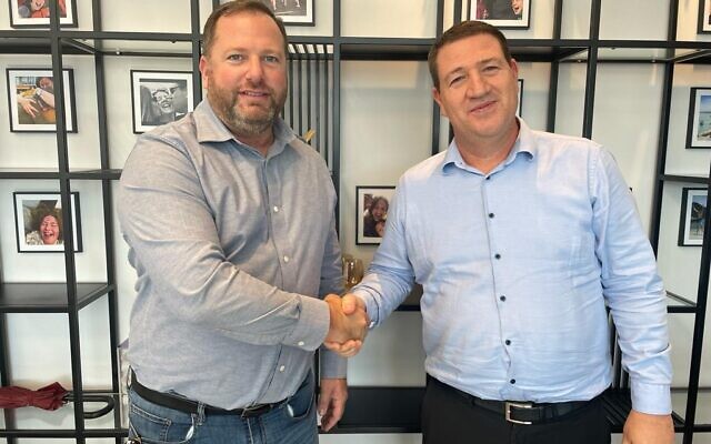 Le PDG de Shufersal, Ori Watermann, et l'homme d'affaires israélien Amit Zeev cherchent à ouvrir des magasins locaux du supermarché international SPAR, détenu par les Pays-Bas. (Crédit : Autorisation) Le PDG de Shufersal, Ori Watermann, et l'homme d'affaires israélien Amit Zeev cherchent à ouvrir des magasins locaux du supermarché international SPAR, détenu par les Pays-Bas. (Crédit : Autorisation)