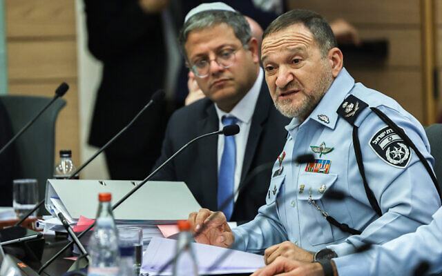 Le député Itamar Ben Gvir, à gauche, et le chef de la police, Kobi Shabtaï, assistant à une réunion de la commission des Arrangements à la Knesset, à Jérusalem, le 14 décembre 2022. (Crédit : Yonatan Sindel/Flash90) Le député Itamar Ben Gvir, à gauche, et le chef de la police, Kobi Shabtaï, assistant à une réunion de la commission des Arrangements à la Knesset, à Jérusalem, le 14 décembre 2022. (Crédit : Yonatan Sindel/Flash90)