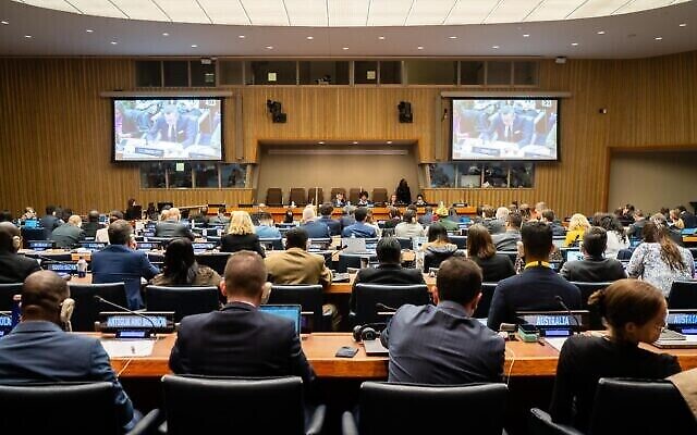 La quatrième commission de l’Assemblée générale des Nations unies votant sur les mesures visant le conflit israélo-palestinien, au siège des Nations unies à New York, le 11 novembre 2022. (Crédit : Luke Tress/Times of Israel) La quatrième commission de l’Assemblée générale des Nations unies votant sur les mesures visant le conflit israélo-palestinien, au siège des Nations unies à New York, le 11 novembre 2022. (Crédit : Luke Tress/Times of Israel)