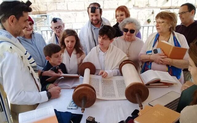 Un garçon lisant la Torah pour sa bar-mitsva dans la zone mixte du mur Occidental, à Jérusalem, le 17 novembre 2022. (Crédit : Zone mixte/Facebook) Un garçon lisant la Torah pour sa bar-mitsva dans la zone mixte du mur Occidental, à Jérusalem, le 17 novembre 2022. (Crédit : Zone mixte/Facebook)