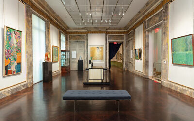 Aperçu de la collection Ronald S. Lauder à la Neue Galerie New York. Le « Portrait of Adele Bloch-Bauer I » de Gustav Klimt se trouve au centre à l’arrière. (Crédit : Hulya Kolabas/Courtoisie de la Neue Galerie New York)