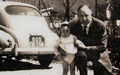 Le médecin juif Albert Ebner et son fils Olivier. (Crédit : Olivier Ebner, éditions L’Harmattan)