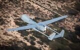 Illustration : Un Heron 1 de l'armée de l'air israélienne survolant Israël au début du mois d'août 2022. (Crédit : Armée israélienne)