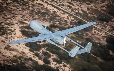Illustration : Un Heron 1 de l'armée de l'air israélienne survolant Israël au début du mois d'août 2022. (Crédit : Armée israélienne)